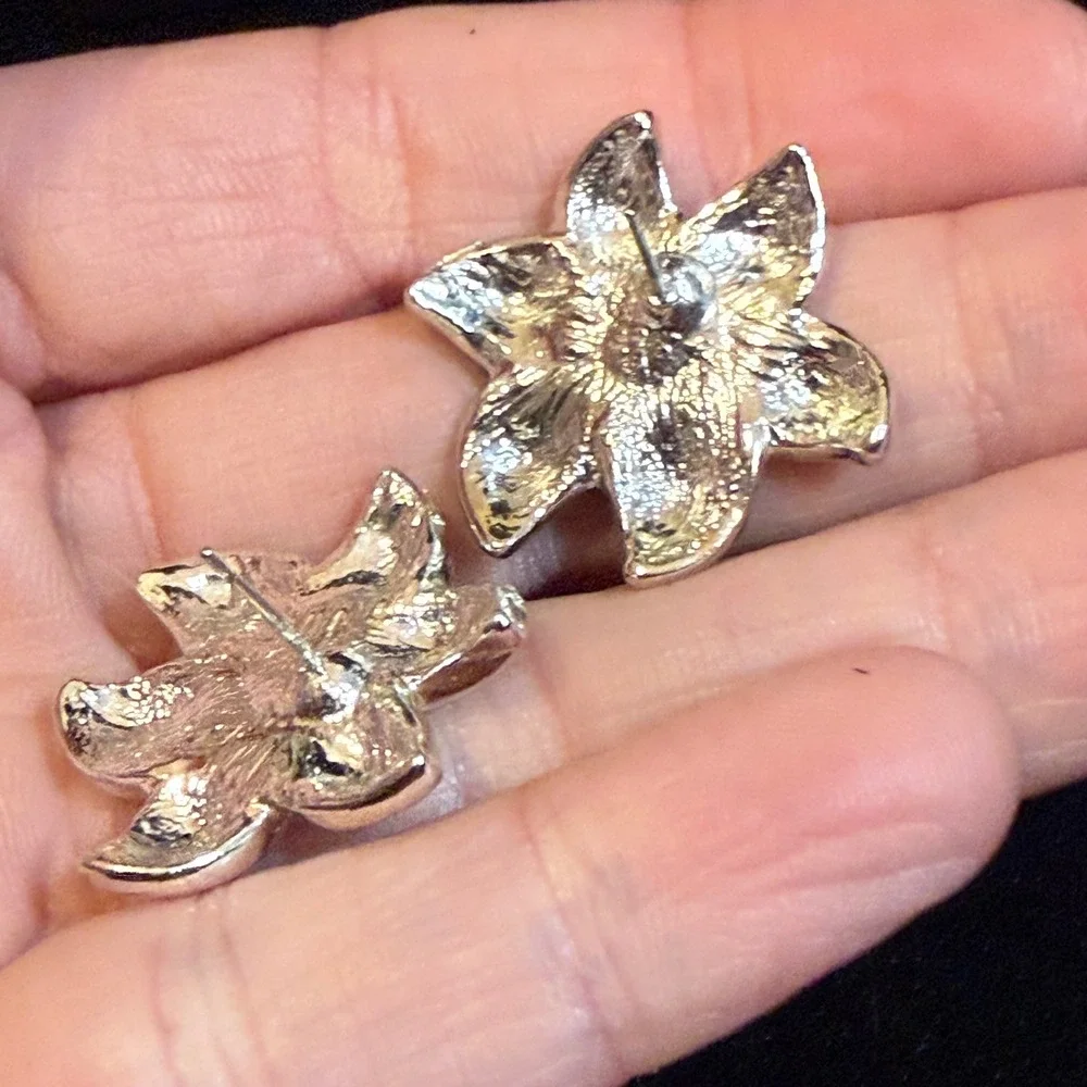 N/A enamel flower