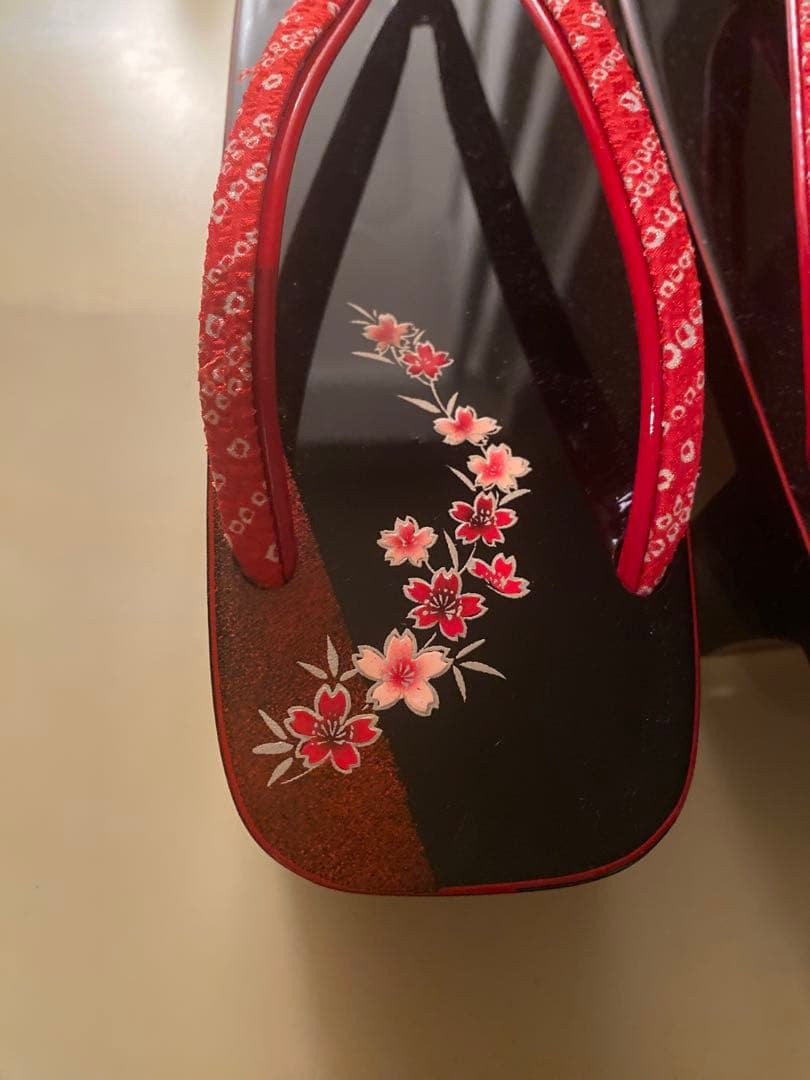 New Red floral wooden geta with rain cover 23.5